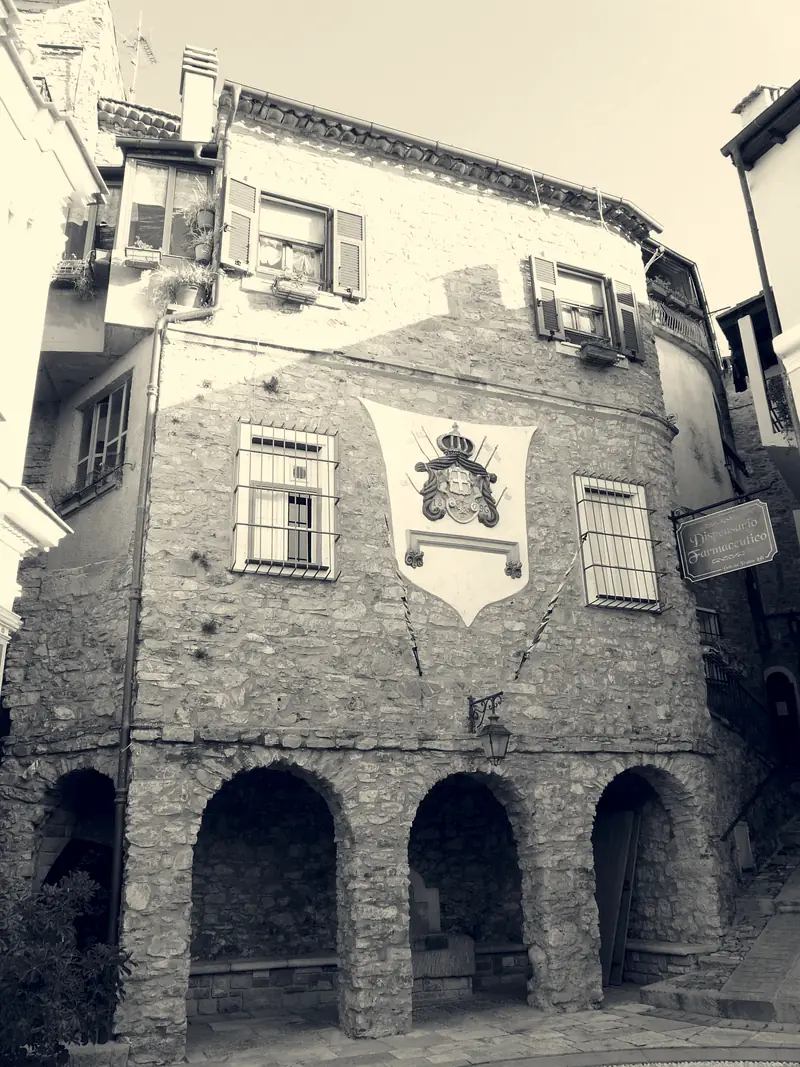 Le Palazzo dei Monaci à Seborga, portant les armoiries princières peintes