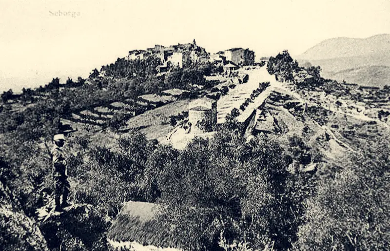 Une vue de Seborga dressée sur sa crête ligure au-dessus des terrasses